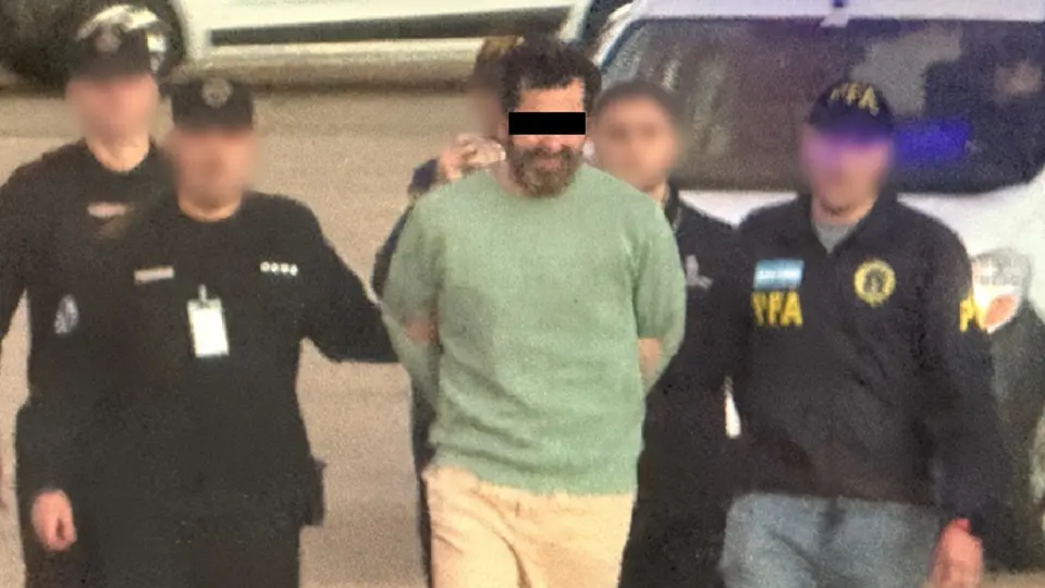VIDEO: Contralmirante Fernando ’N’ llega a México y es trasladado al Altiplano acusado de huachicoleo