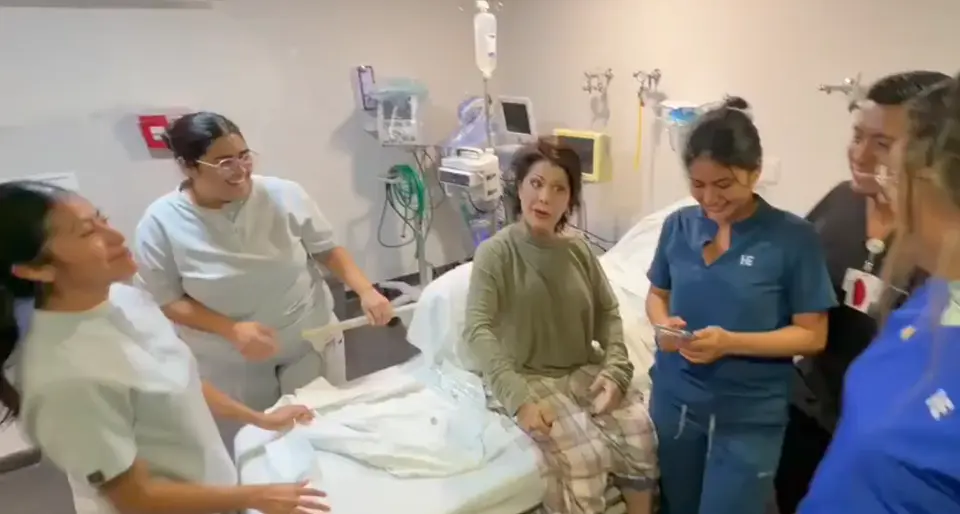 La cantante mostró una radiografía de su cadera para explicar a sus seguidores cómo se encontraba después del incidente./@alejandraguzman