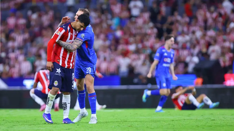 Rotondi consolando a Bryan González tras la eliminación de Chivas a manos de Cruz Azul | IMAGO7