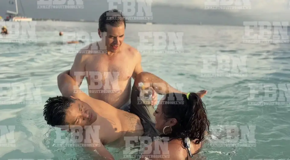 Raúl Sandoval y Toñita auxiliaron a Erasmo Catarino cuando tuvo dificultades dentro del agua./ X: @ERNESTOBUITRON
