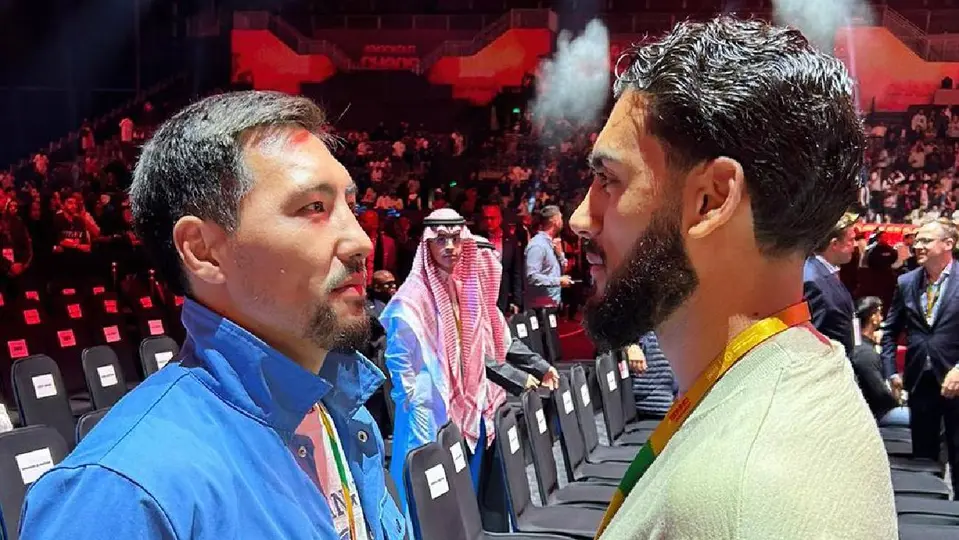 Janibek Alimkhanuly ante rival| X:@Queensberry