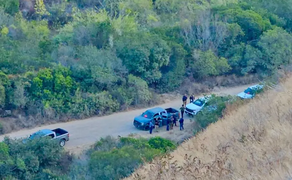 El vehículo fue localizado en el kilómetro 3.6 de la carretera libre Ensenada-Tijuana./Kevin González / Border Zoom
