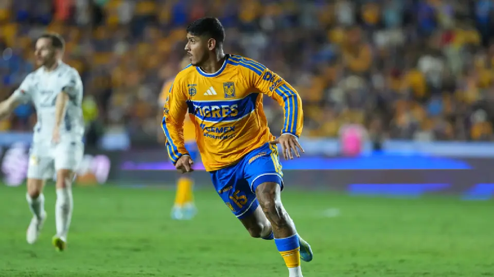 Alan Franco genera polémica en Tigres tras aparecer en un club nocturno, de acuerdo con periodista