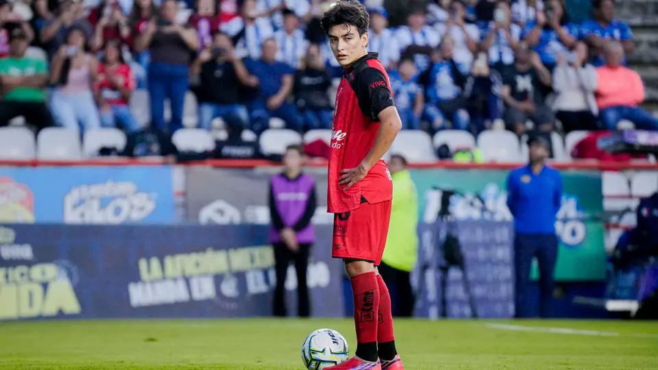 Gilberto Mora se prepara para tirar penal ante Tuzos | Imago7
