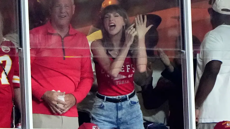 “Ese es mi esposo”: Taylor Swift festeja touchdown de Travis Kelce señalando su anillo de bodas