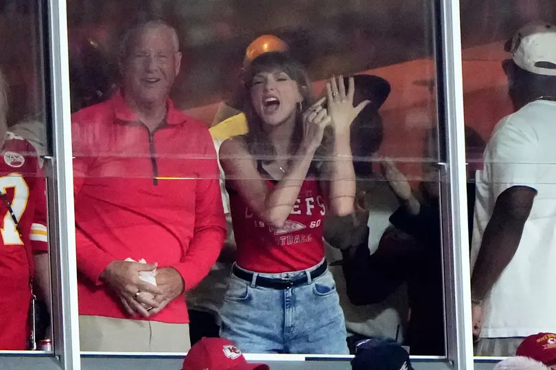 Taylor Swift festejando la anotación de su esposo Travis Kelce l AP