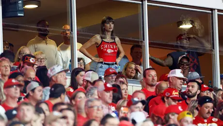 ¡Efecto Taylor Swift! Playera que usó durante Chiefs vs. Colts se agota, ¿cuánto costaba?
