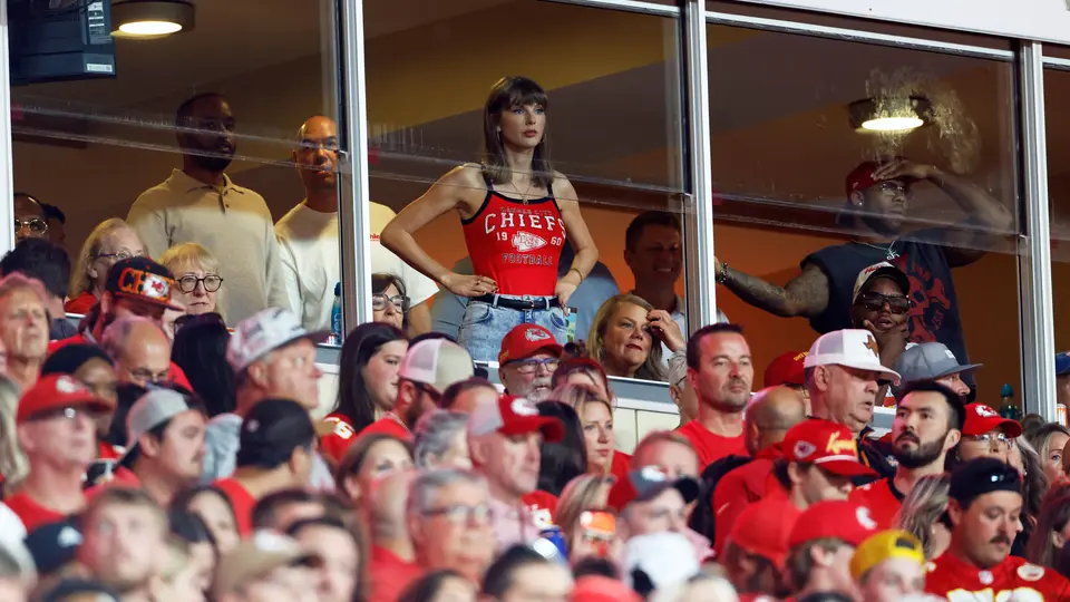 ¡Efecto Taylor Swift! Playera que usó durante Chiefs vs. Colts se agota, ¿cuánto costaba?