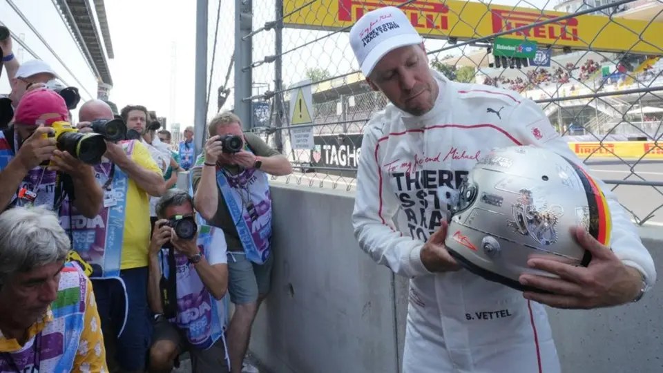 Sebastian Vettel en el Gran Premio de Italia en un homenaje a Michael Schumacher | AP