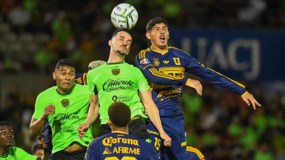 Alan Franco, jugador de Tigres, disputando un balón en la derrota ante Juárez | IMAGO7