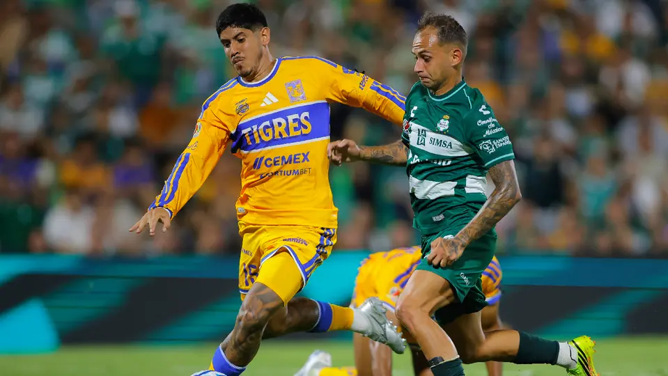 Alan Franco disputando un balón en el encuentro entre Santos Laguna y Tigres | IMAGO7