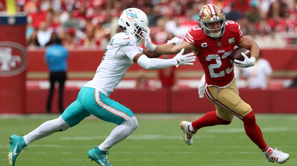 Christian McCaffrey esquiva una tacleada ante Miami | AP