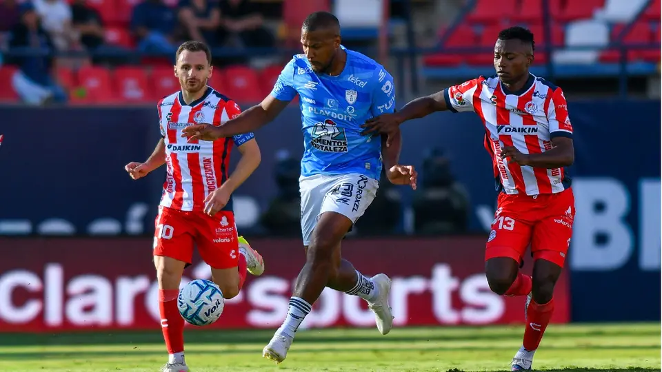 Salomón Rondón enfrentando a dos jugadores de Atlético de San Luis | IMAGO7