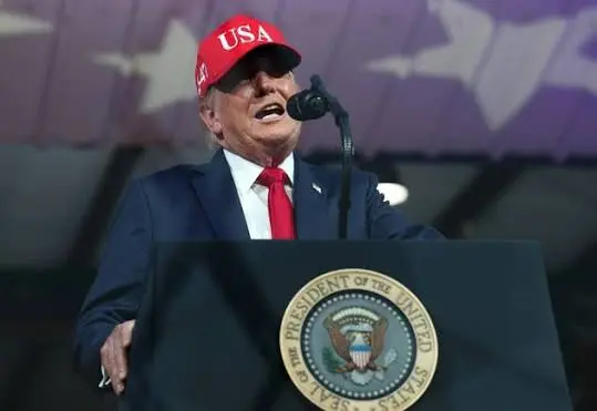 El conflicto comenzó después de que la Casa Blanca vetara a CNN, MS NOW y Politico./@donaldtrump