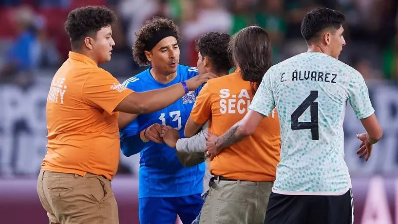 Jugadores del Tri protegen a aficionados de la seguridad tras invadir la cancha