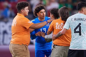 Jugadores del Tri protegen a aficionados de la seguridad tras invadir la cancha