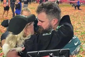 Jason Kelce es consolado por su mamá tras perder el Super Bowl 2023