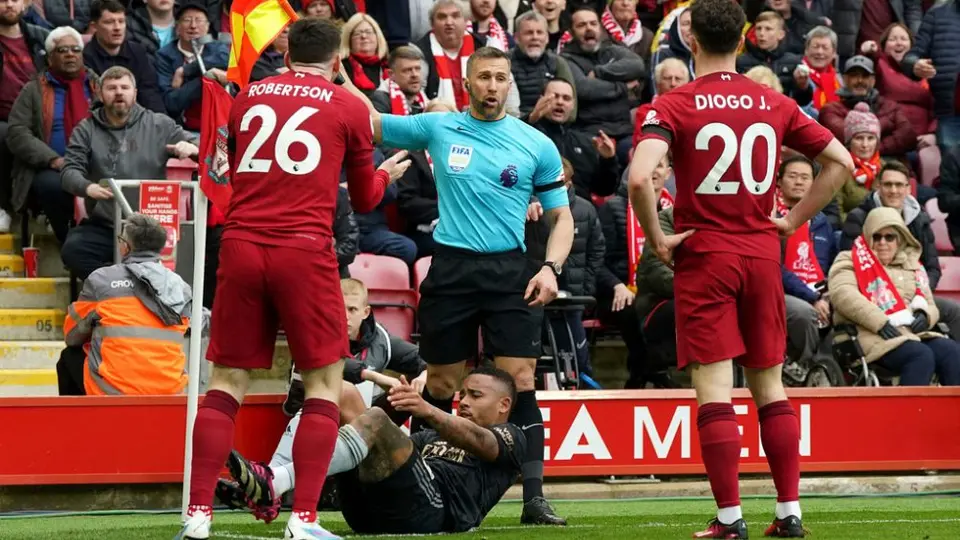 ¡Aplicó un Fernando Hernández! Silbante de la Premier golpeó a jugador del Liverpool