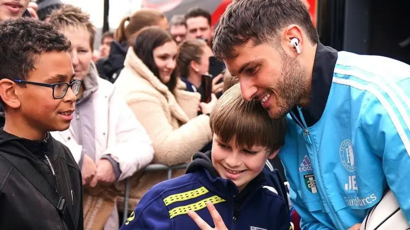 ¡Santi Giménez trae loca a la afición del Feyenoord! Fanáticos le cantan desde su auto