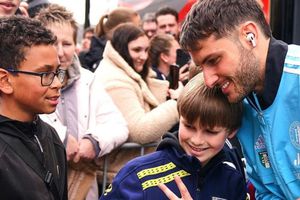 ¡Santi Giménez trae loca a la afición del Feyenoord! Fanáticos le cantan desde su auto