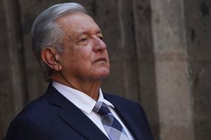 AMLO desmiente falta de apoyo al equipo de natación artística