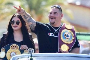 Julie Lemus, esposa de Andy Ruiz, lo corre de su casa por infidelidad y tira su ropa a la basura