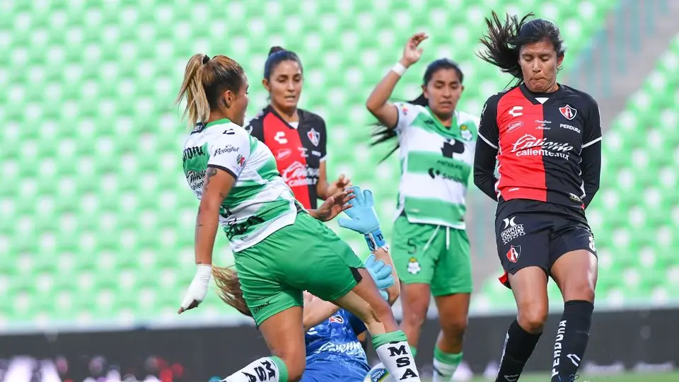 Liga MX Femenil: Jugadora del Atlas sufrió aparatosa lesión y luego volvió al campo