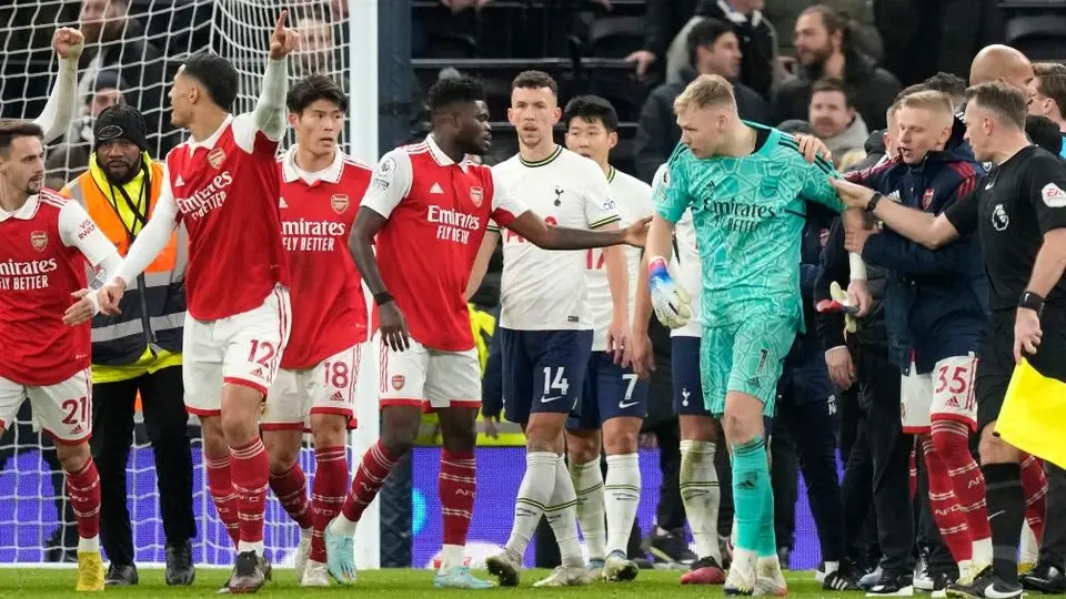 Arsenal: Aficionado patea al arquero en final de juego contra Tottenham