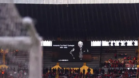 Chivas y Atlas rindieron homenaje a la 'Tota' Carbajal en el Clásico de Liguilla