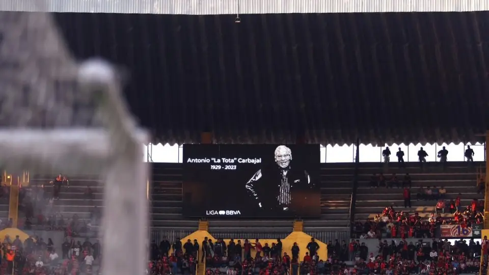 Chivas y Atlas rindieron homenaje a la 'Tota' Carbajal en el Clásico de Liguilla