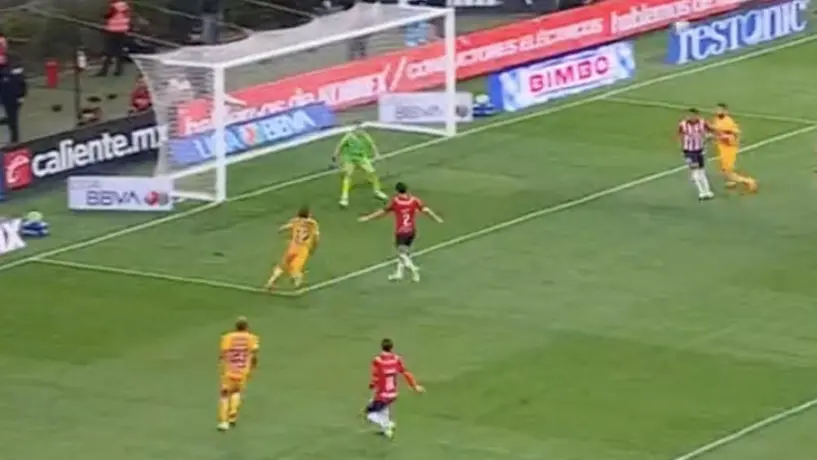 Alan Mozo hizo un Gerard Piqué en el segundo gol de los Tigres en la Final