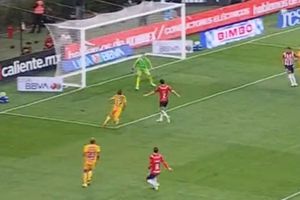 Alan Mozo hizo un Gerard Piqué en el segundo gol de los Tigres en la Final