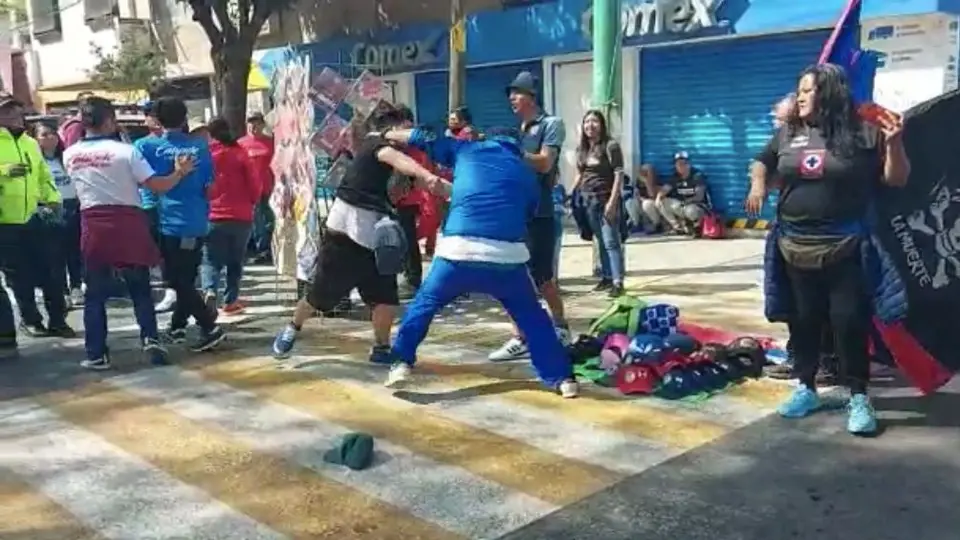 Aficionados de Cruz Azul y Toluca se pelean afuera del estadio