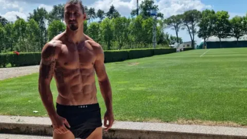 Ibrahimovic, 'listo' para subirse al cuadrilátero y mandó mensaje: ‘Feliz Navidad a sus esposas’