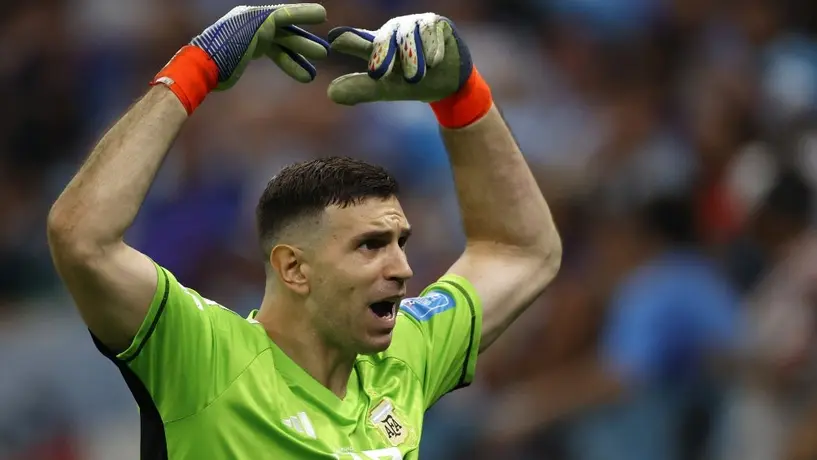 FIFA pondrá restricciones a los porteros 'con estilo' Dibu Martínez en penaltis