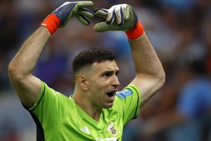 FIFA pondrá restricciones a los porteros 'con estilo' Dibu Martínez en penaltis