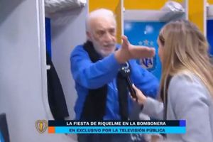 Coco Basile corre a reportera tras entrar al vestidor de Argentina en la despedida de Riquelme