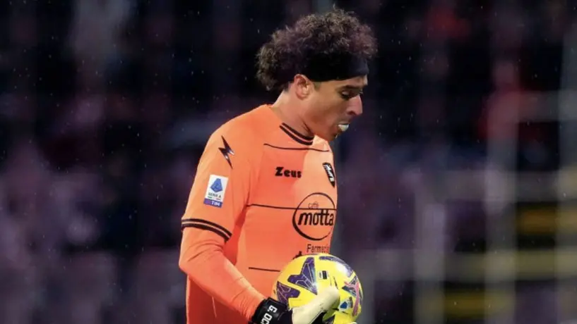 Memo Ochoa regaló jersey a fans tras juego ante Milan