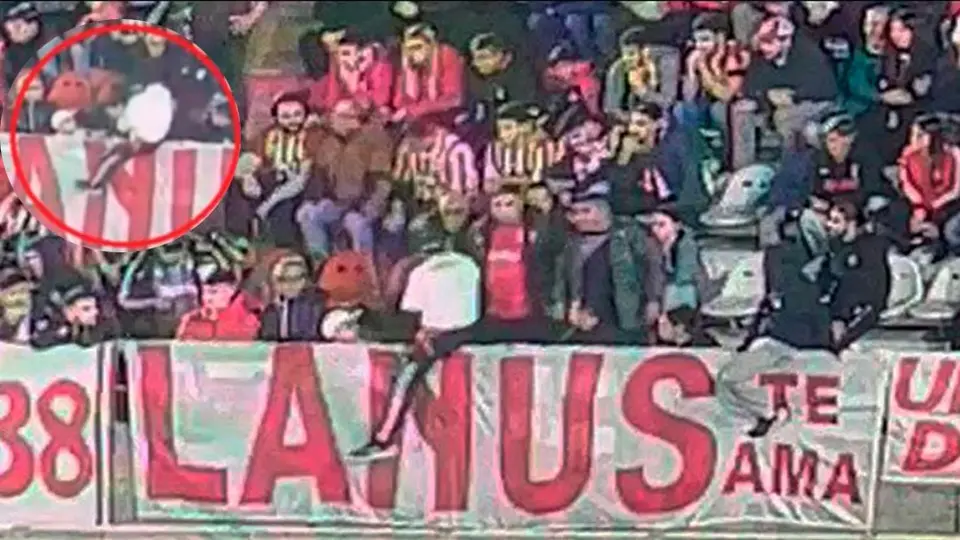 Hincha fue detenido por 'homicidio en grado de tentativa'; golpeó a rival y lo mandó al foso