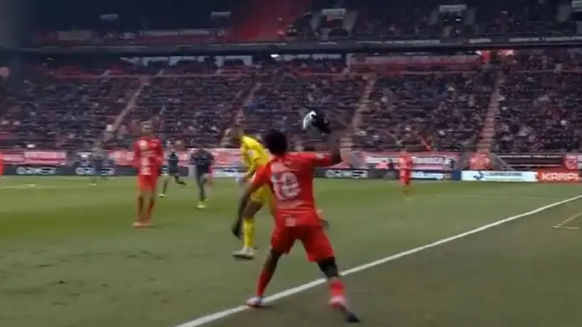 Video: Portero del Feyenoord se lleva brutal pelotazo por hacer tiempo