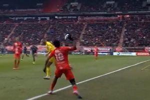 Video: Portero del Feyenoord se lleva brutal pelotazo por hacer tiempo