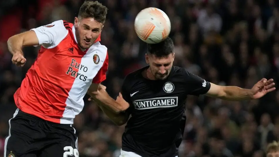 Santi Giménez, elogiado por Danilo, goleador del Feyenoord: 'Tenemos el equilibrio para jugar juntos'