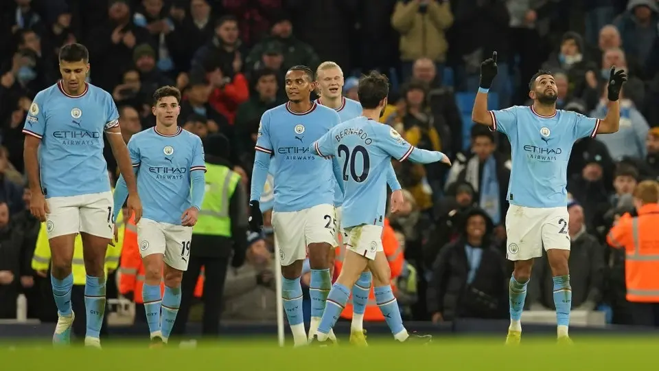 Manchester City, con doblete de Mahrez, golea al Tottenham y acecha al Arsenal