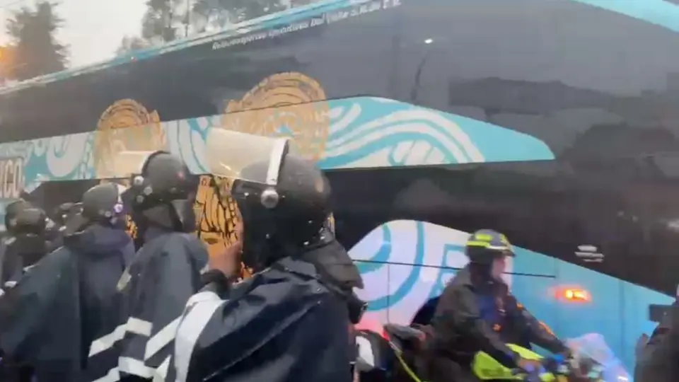 Chivas retrasa su llegada al Azteca 30 minutos por decisión de las autoridades