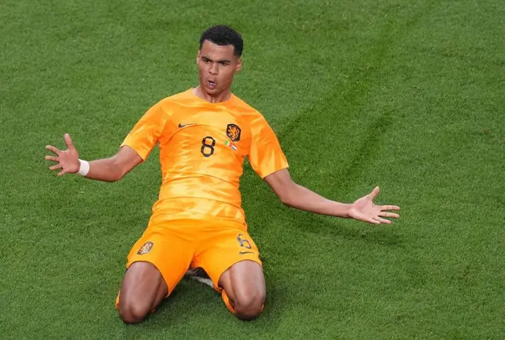 Cody Gakpo festejando gol l AP
