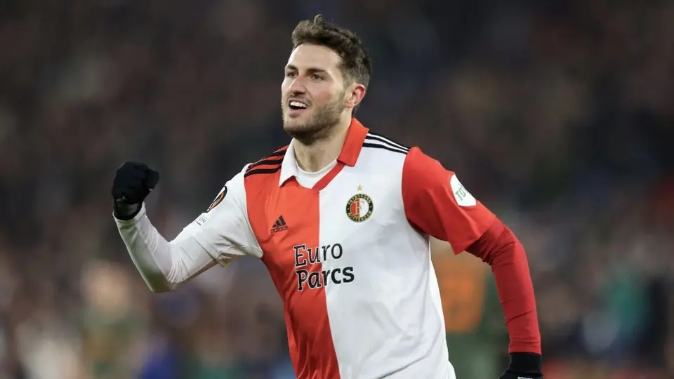 Santiago Giménez interesa al Aston Villa; señalan medios ingleses