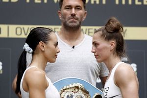 Cherneka Johnson asistió en Topless y con body paint a ceremonia de pesaje