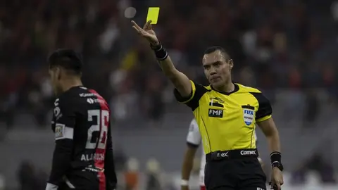 Afición del Atlas trollea a Chivas por polémico arbitraje y lanzan el hashtag #YaVan2