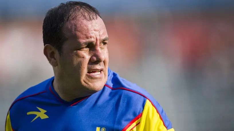 Cuauhtémoc Blanco firma tanga a aficionada durante el Clásico Nacional de Leyendas