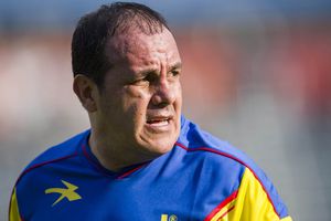Cuauhtémoc Blanco firma tanga a aficionada durante el Clásico Nacional de Leyendas